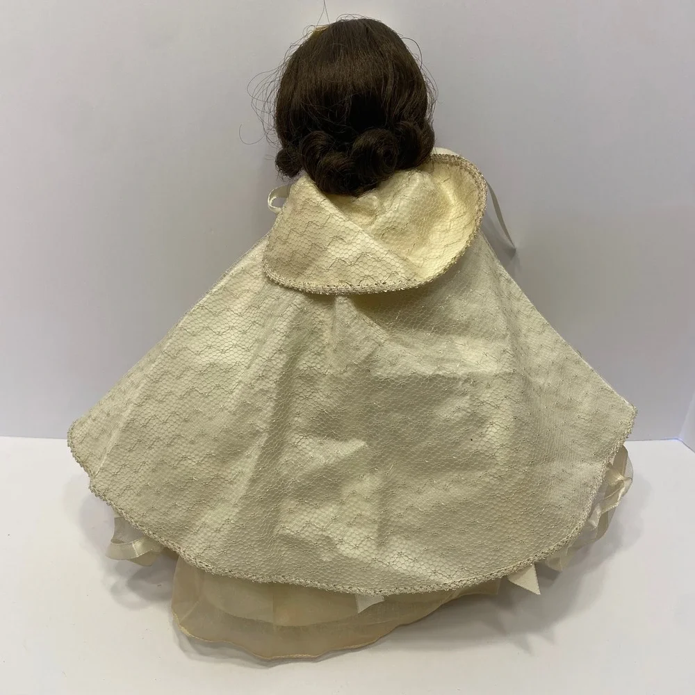 Madame Alexander Snow White Doll Cream Vintage Sleep Eyes Cape